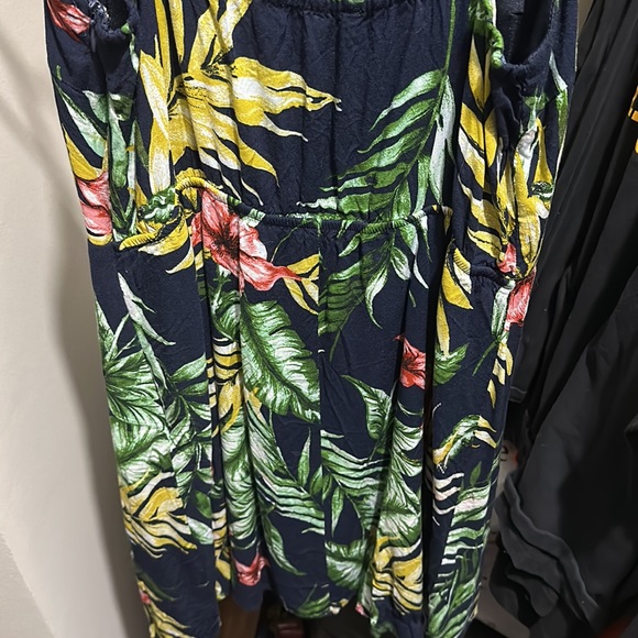 Blue and floral strapped dress with v-neck and adjustable straps. Mini length - Picture 4 of 4